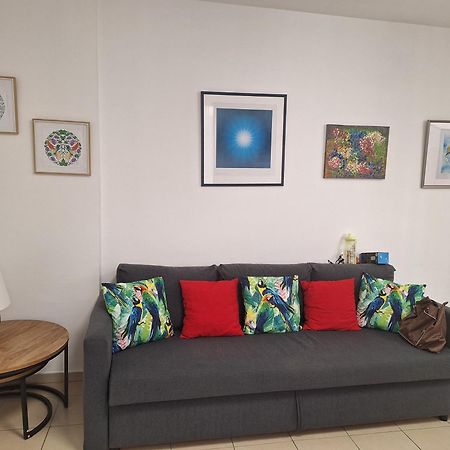 Amazing Apartment For 3 Guests Steps From The Beach Netánja Kültér fotó