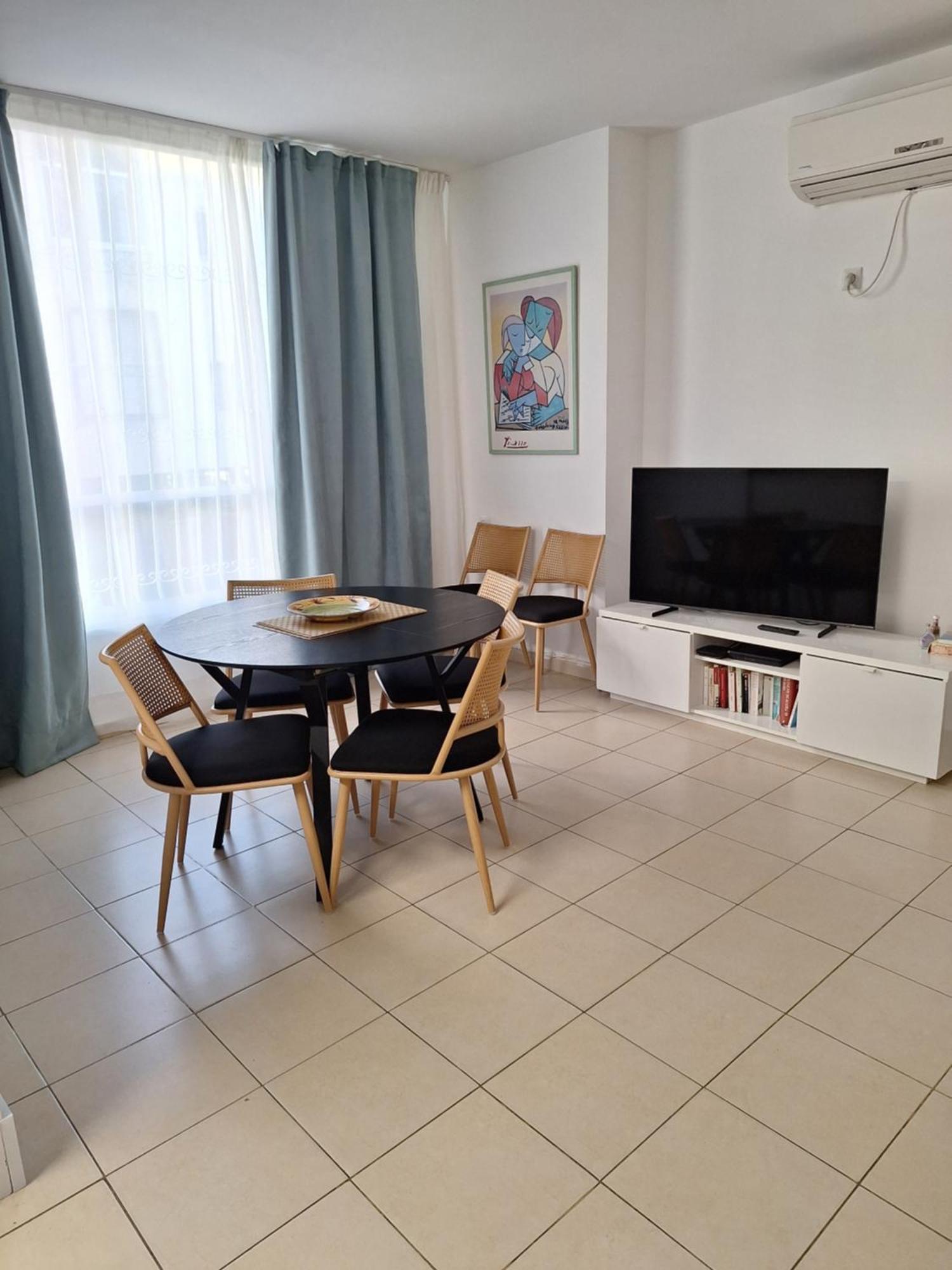 Amazing Apartment For 3 Guests Steps From The Beach Netánja Kültér fotó