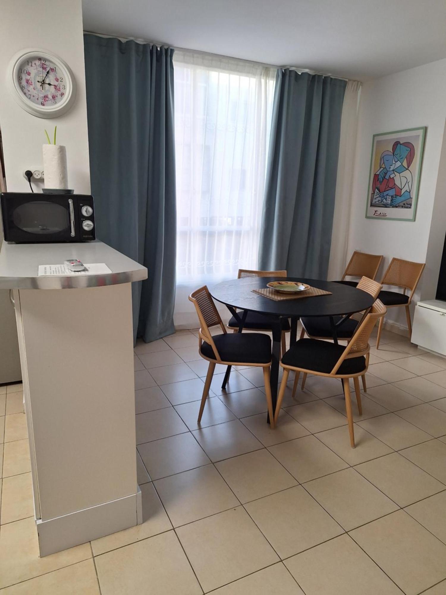 Amazing Apartment For 3 Guests Steps From The Beach Netánja Kültér fotó