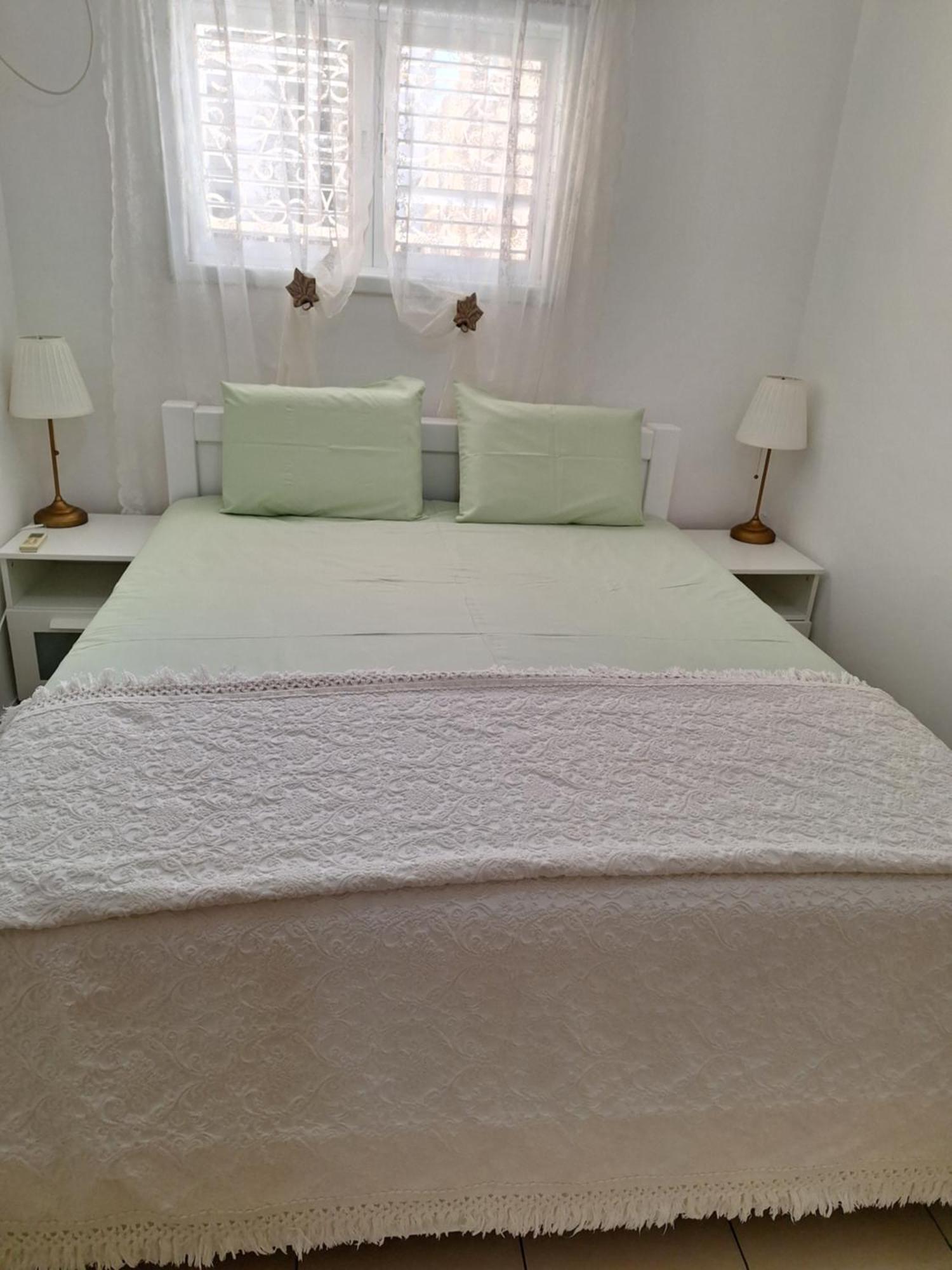 Amazing Apartment For 3 Guests Steps From The Beach Netánja Kültér fotó